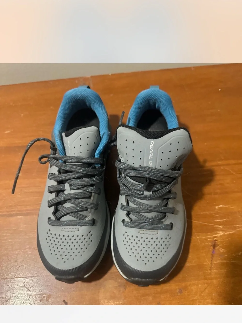 Pearl Izumi Gray Athletic Cycling Lace-Up Shoes with Blue Lining